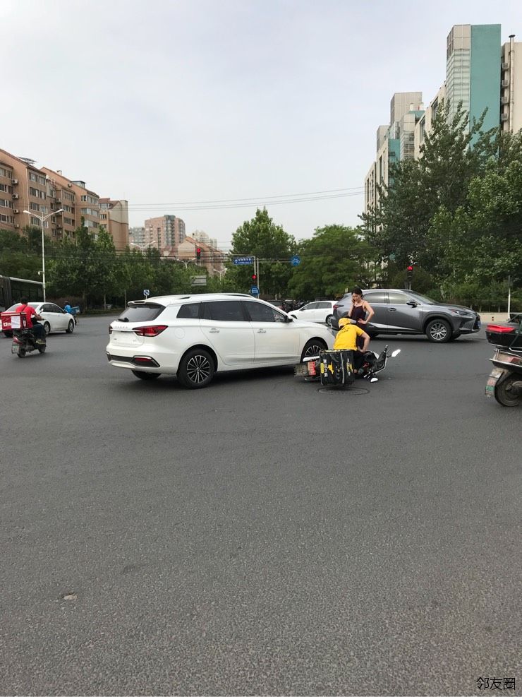 美团外卖小哥遇上无牌荣威女司机,结果……就是刚才路过看到