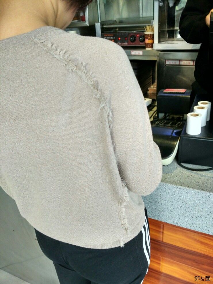 现在流行毛衣也反穿吗