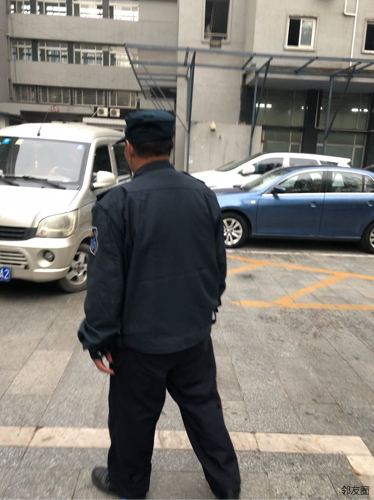 在线配资望京医院老头队保安,不让停车!