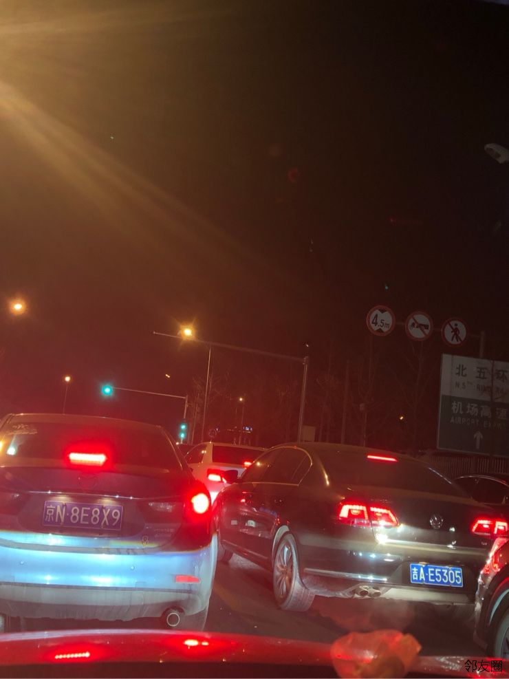 望京#这个红灯按上以后,晚上十点半了苟堵车