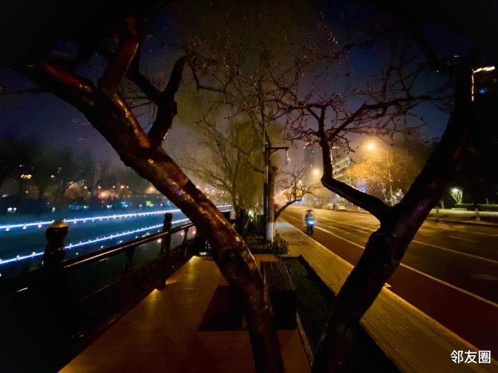 你好三月初春的护城河夜景