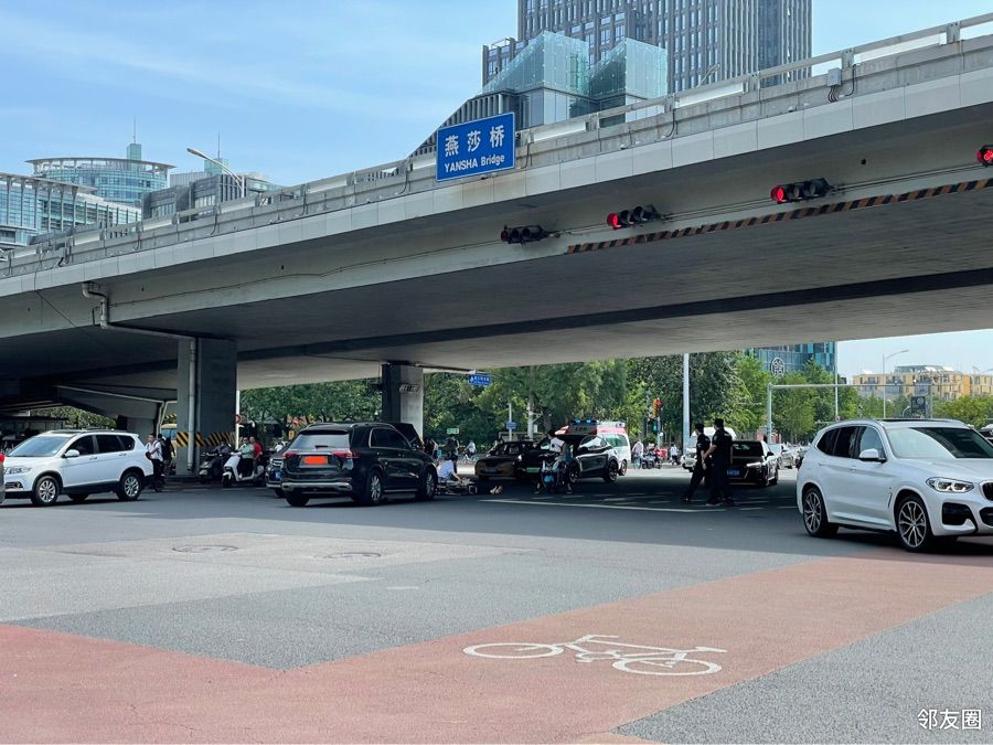 东三环燕莎桥下西向东交通事故
