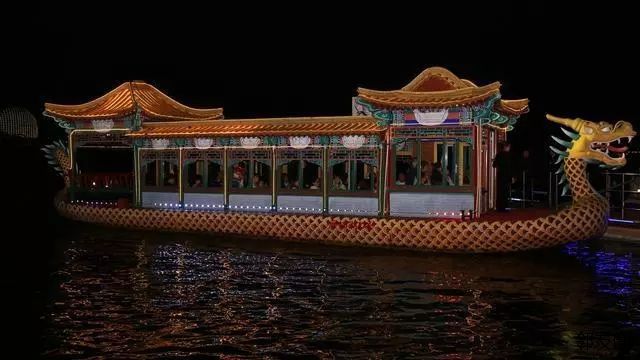 是怀柔旅游景区的第一次夜游项目尝试,约三十分钟的航程,游客可在游船