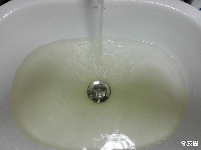 朝新嘉园东里一区自来水管改动之后,水很混浊