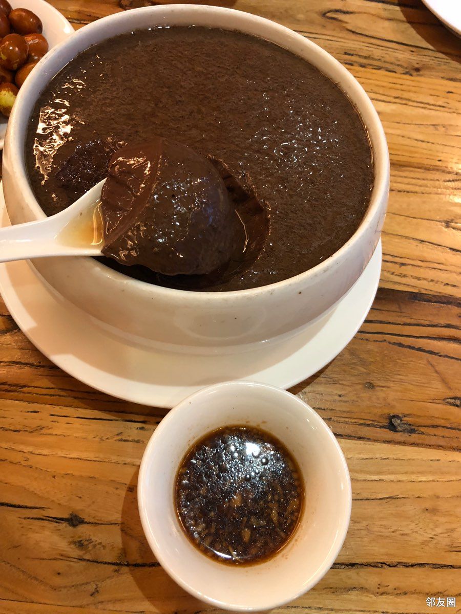 蒸血糕,乾隆扒鸡蛋,拼盘,土豆炖蘑菇,花雕排骨,栗子馒头,五谷杏仁粥.