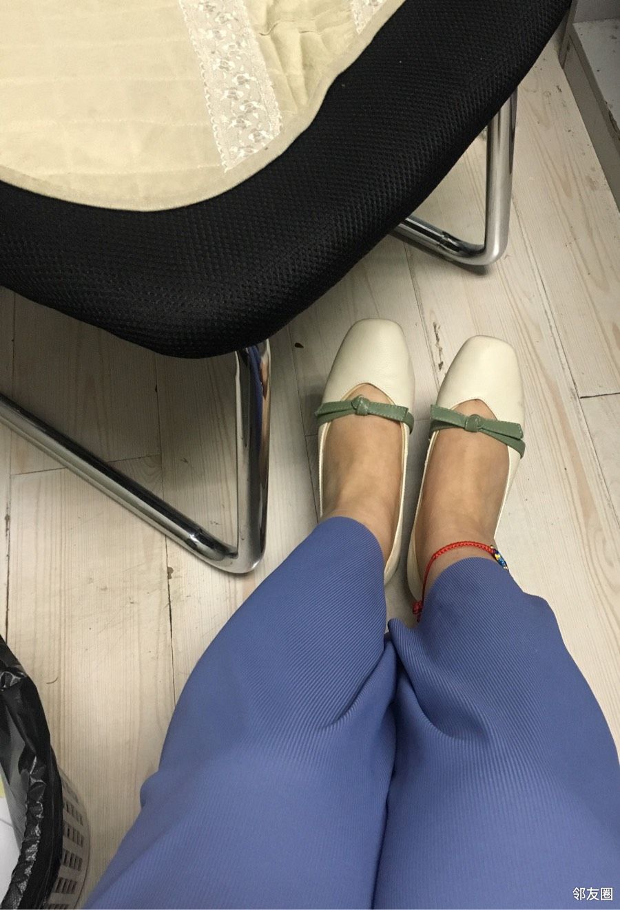 我夏天也不爱穿袜子,但是新买的单鞋都有点磨脚,就