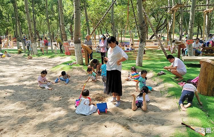 沙池寻宝 玩沙永远是孩子们的最爱,在这里宝宝们可以玩上整整一天.