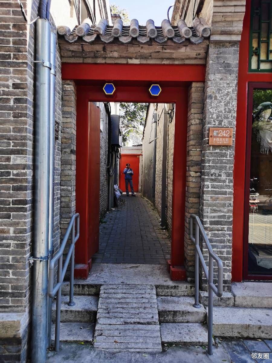 看到这胡同里有一位女士正在电话,本来我想进取看看怎么还有二道门儿