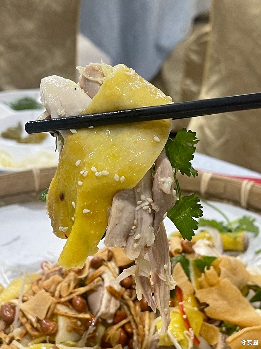 肥婆山庄私房菜捞鸡捞的风生水起满满一桌引来邻座羡慕的眼神