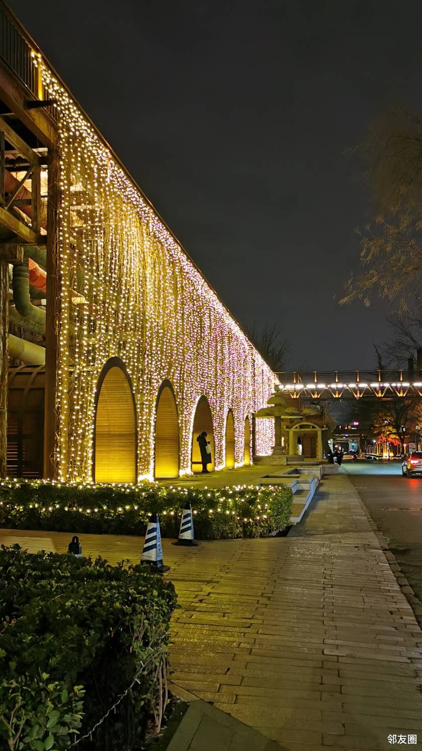 发现酒仙桥之美夜晚的798艺术区灯光璀璨