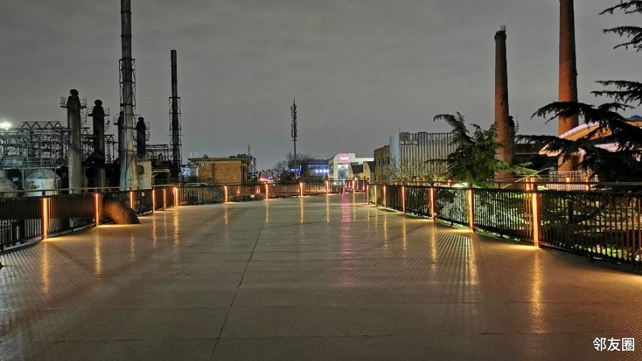 发现酒仙桥之美夜晚的798艺术区灯光璀璨