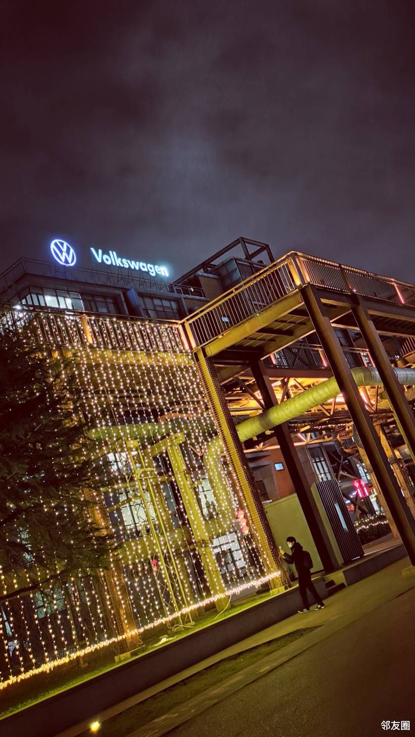 发现酒仙桥之美夜晚的798艺术区灯光璀璨