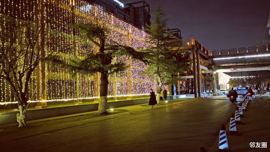 发现酒仙桥之美夜晚的798艺术区灯光璀璨