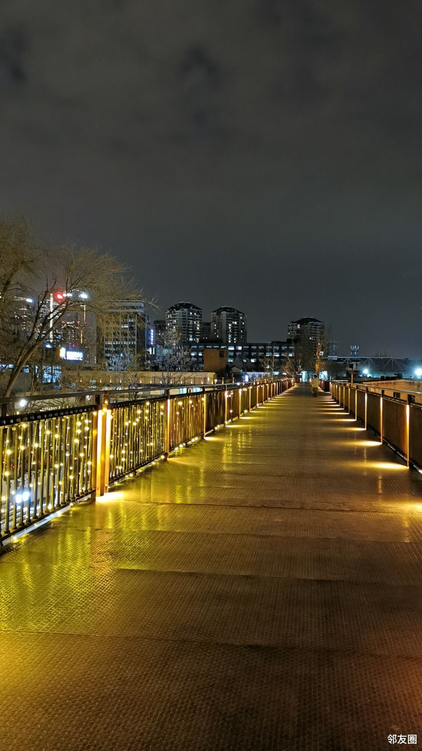 发现酒仙桥之美夜晚的798艺术区灯光璀璨