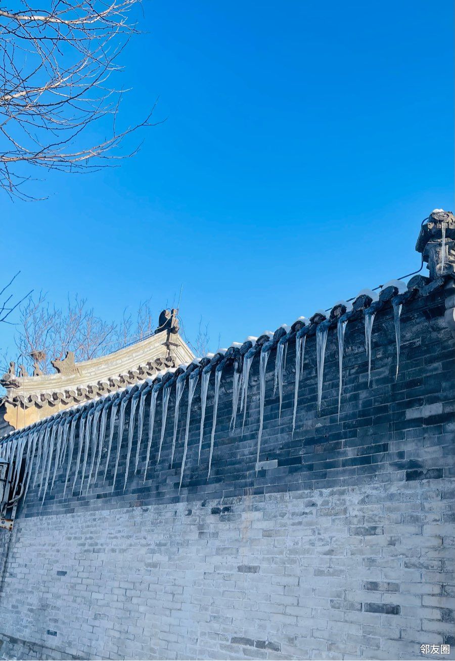 北小河公园房檐下的冰棱也就是冰溜子