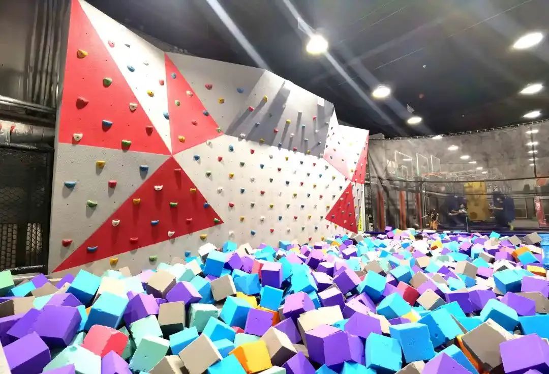 美懋蹦床超值特惠15元起限时抢购超大场地让你玩转空中芭蕾