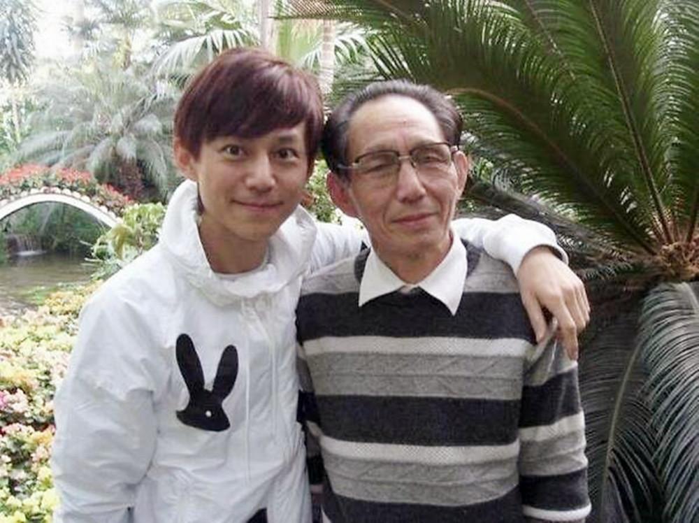 何炅的人设第一次受到质疑,来自于他的父亲何畏,那个儒雅的老头.