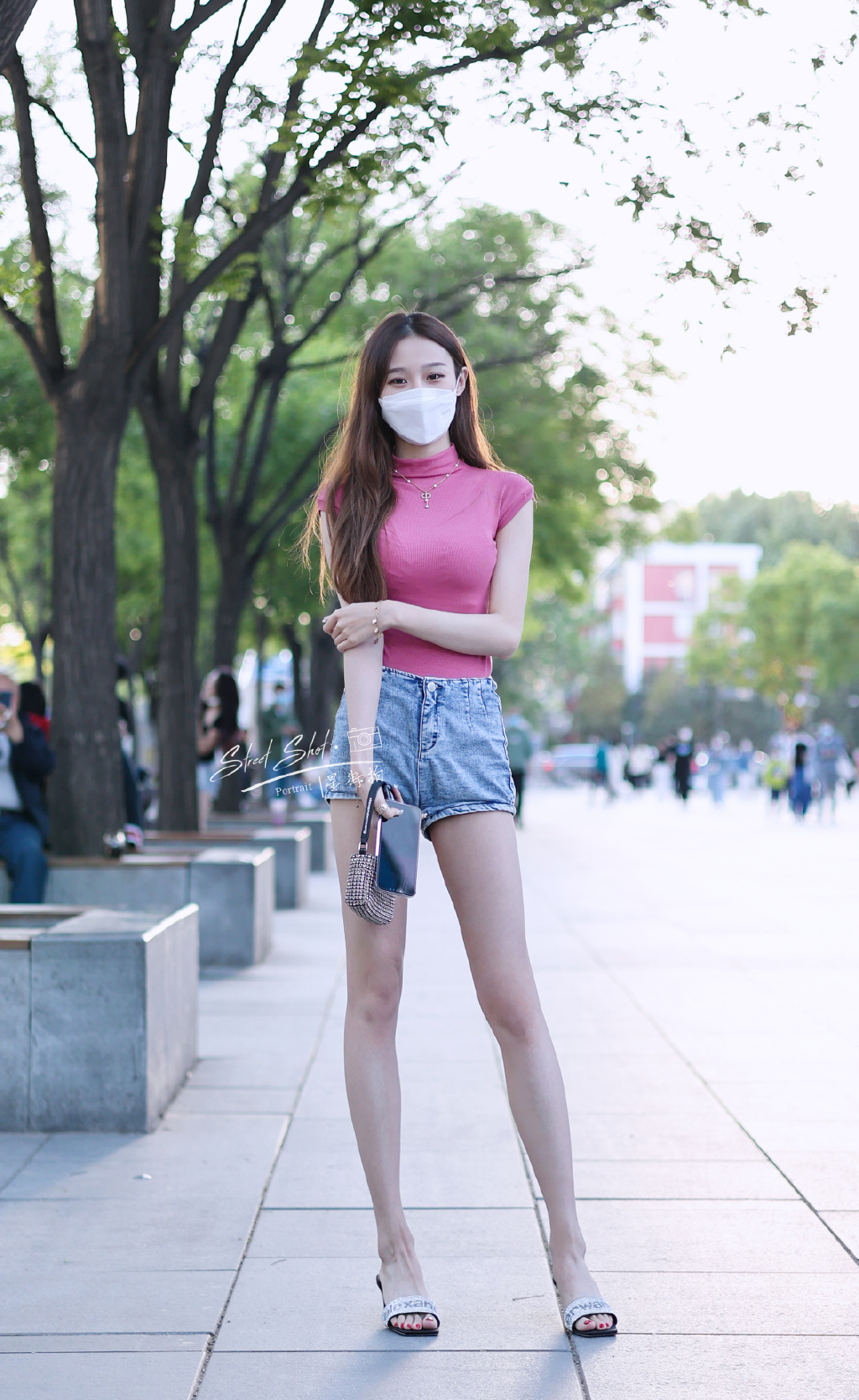 北京街拍三里屯身材超级瘦超级高的小姐姐67