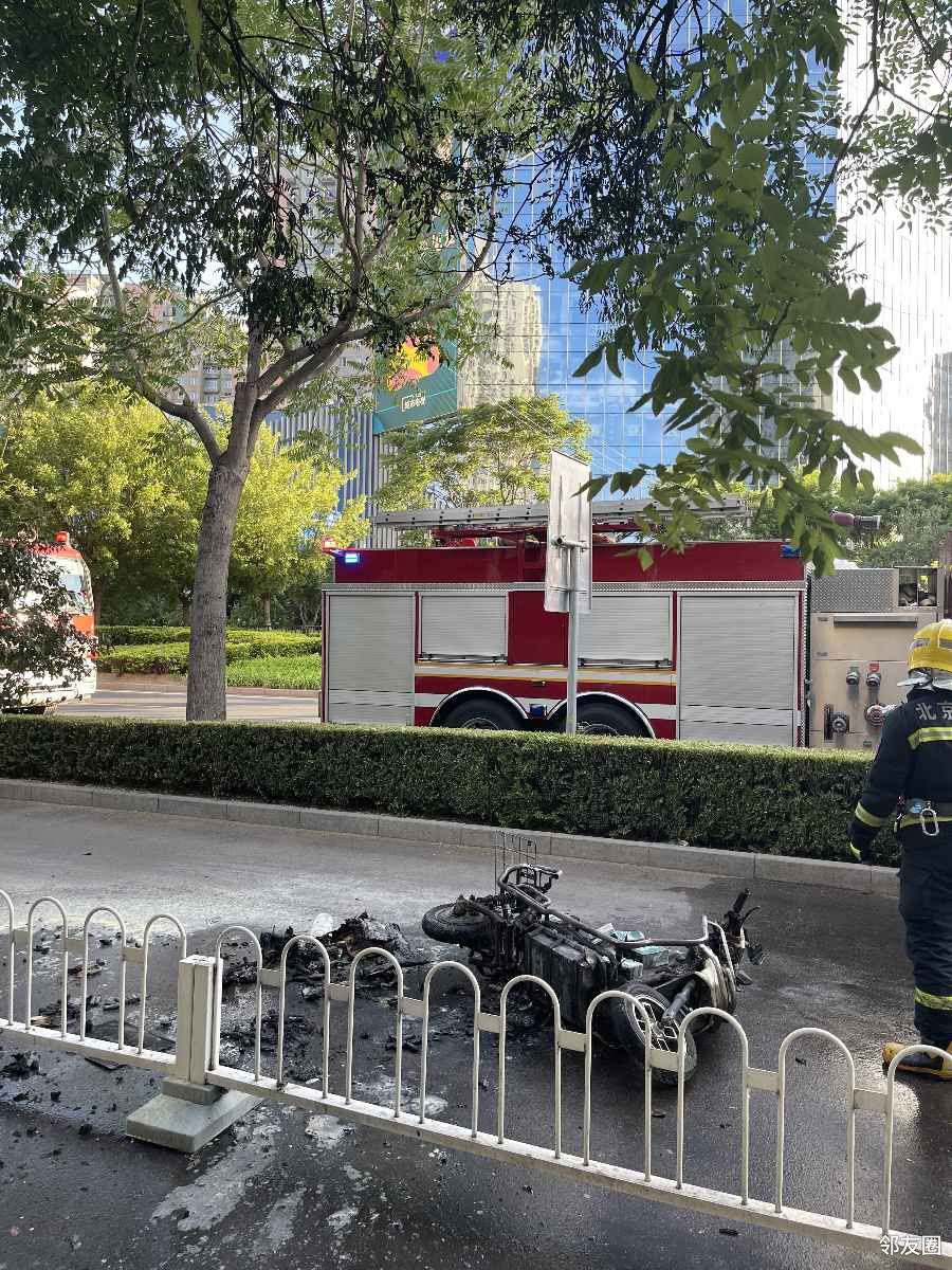 望京广顺北大街,骑行中的电动车着火 - 邻友圈